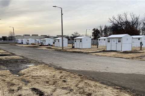 Casas pequeñas ofrecen más que un techo para las personas sin hogar