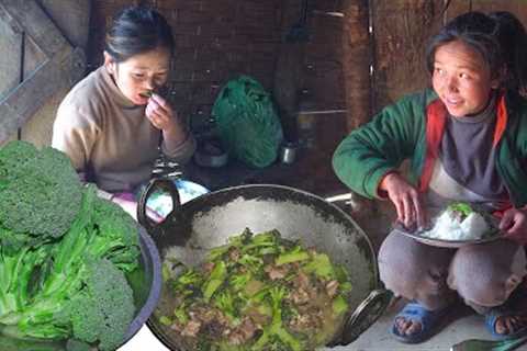 Broccoli Recipe Cooking & eating || How to cook delicious broccoli and cauliflower in Village..